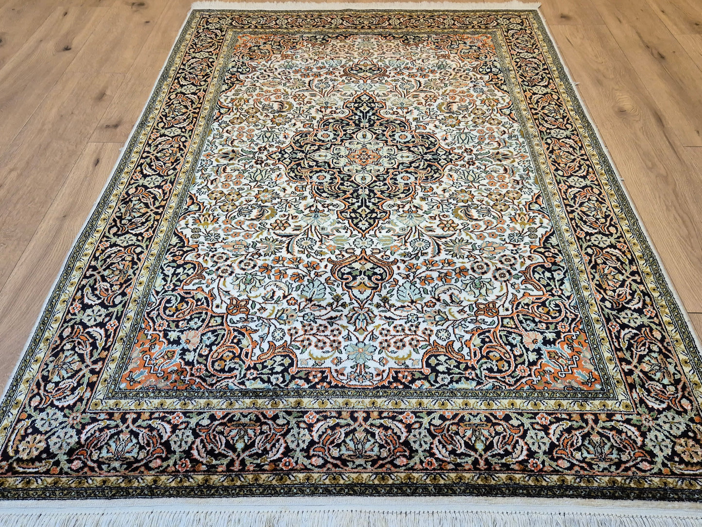 Kashmir Teppich Reine Seide Medaillon florales Design