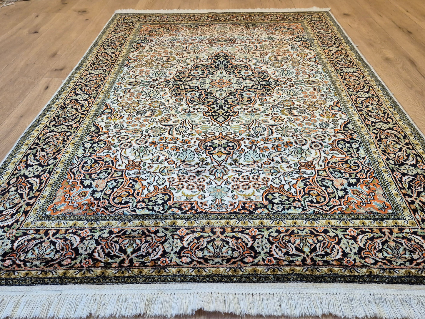 Kashmir Teppich Reine Seide Medaillon florales Design