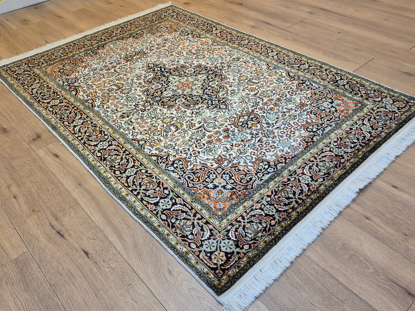 Kashmir Teppich Reine Seide Medaillon florales Design