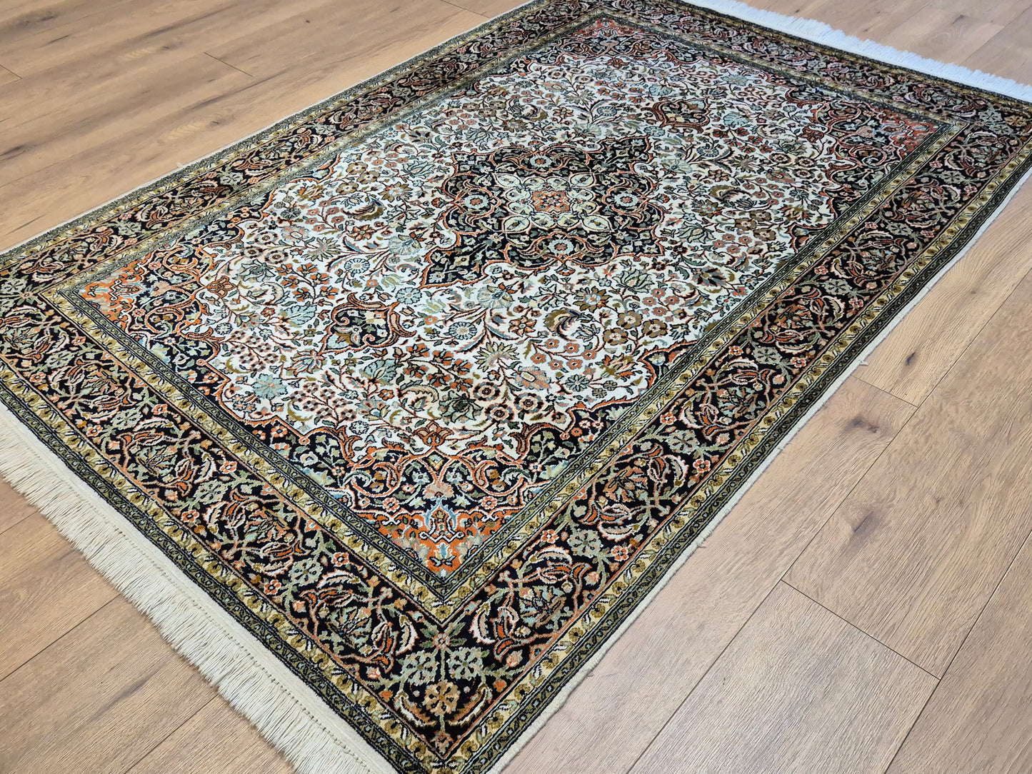 Kashmir Teppich Reine Seide Medaillon florales Design
