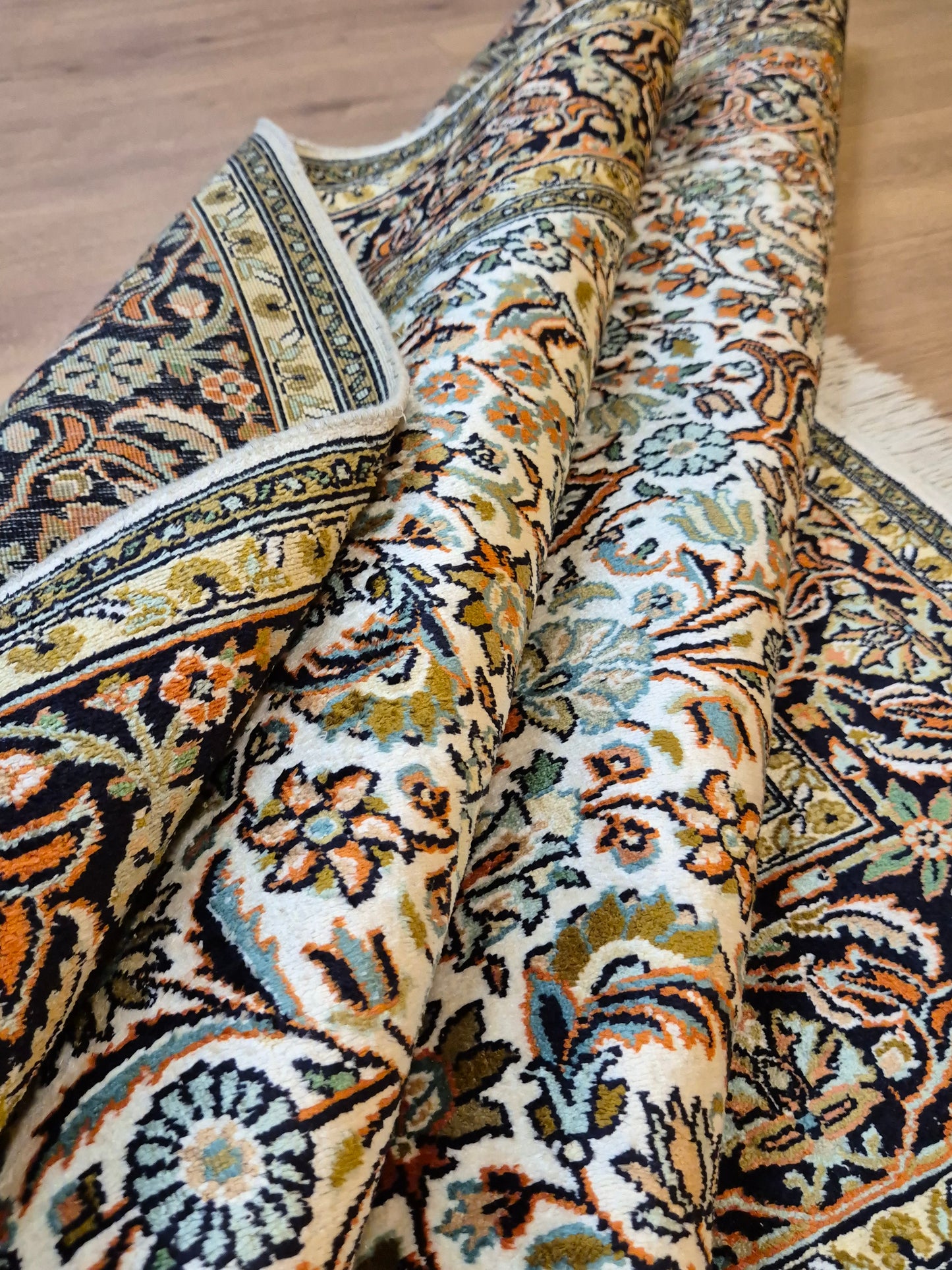 Kashmir Teppich Reine Seide Medaillon florales Design