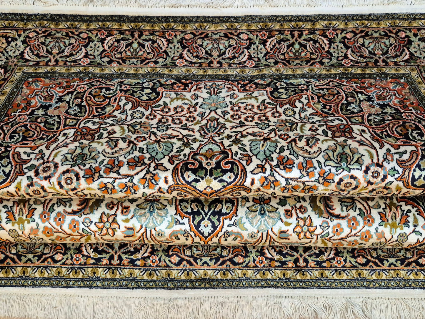 Kashmir Teppich Reine Seide Medaillon florales Design