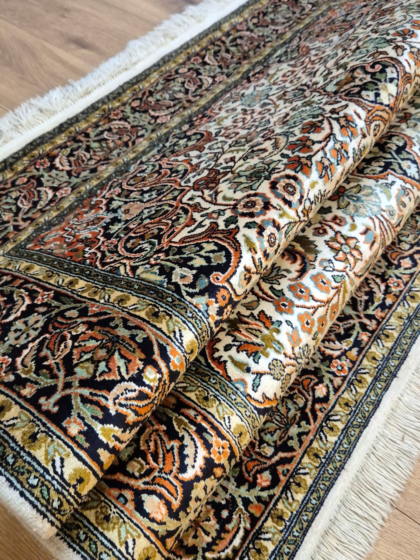 Kashmir Teppich Reine Seide Medaillon florales Design