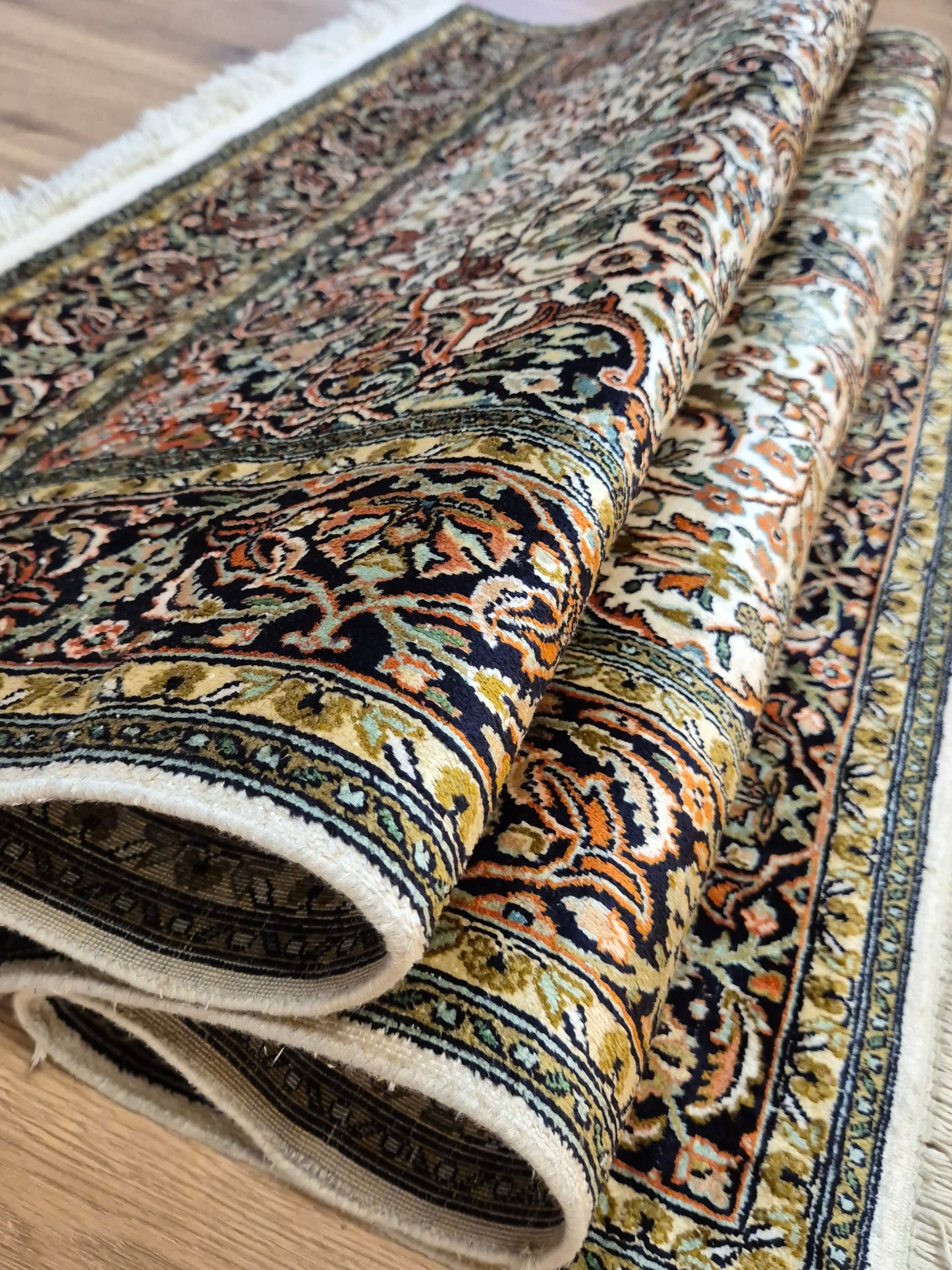 Kashmir Teppich Reine Seide Medaillon florales Design