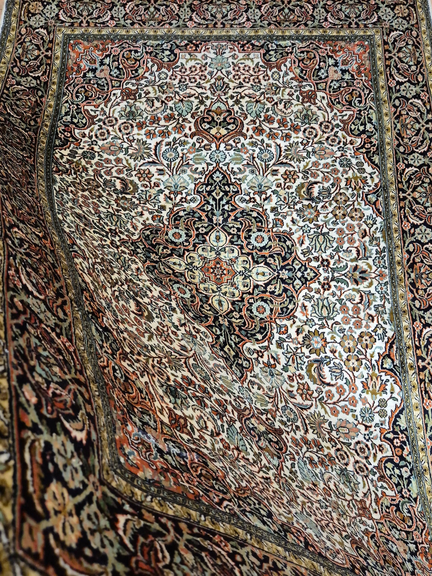 Kashmir Teppich Reine Seide Medaillon florales Design