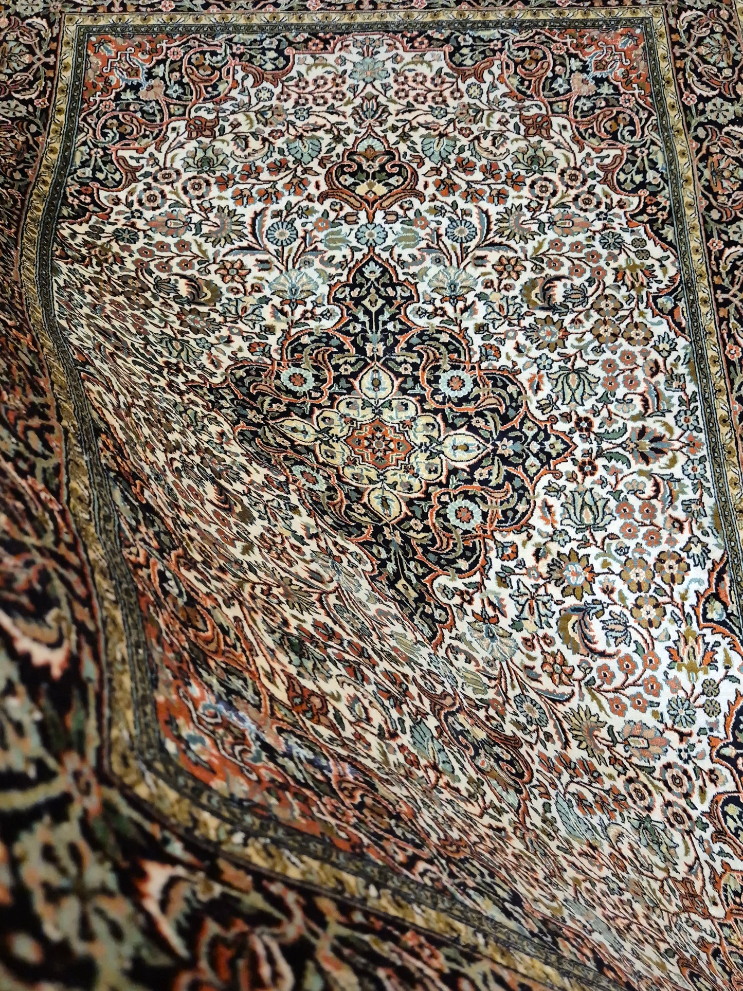 Kashmir Teppich Reine Seide Medaillon florales Design