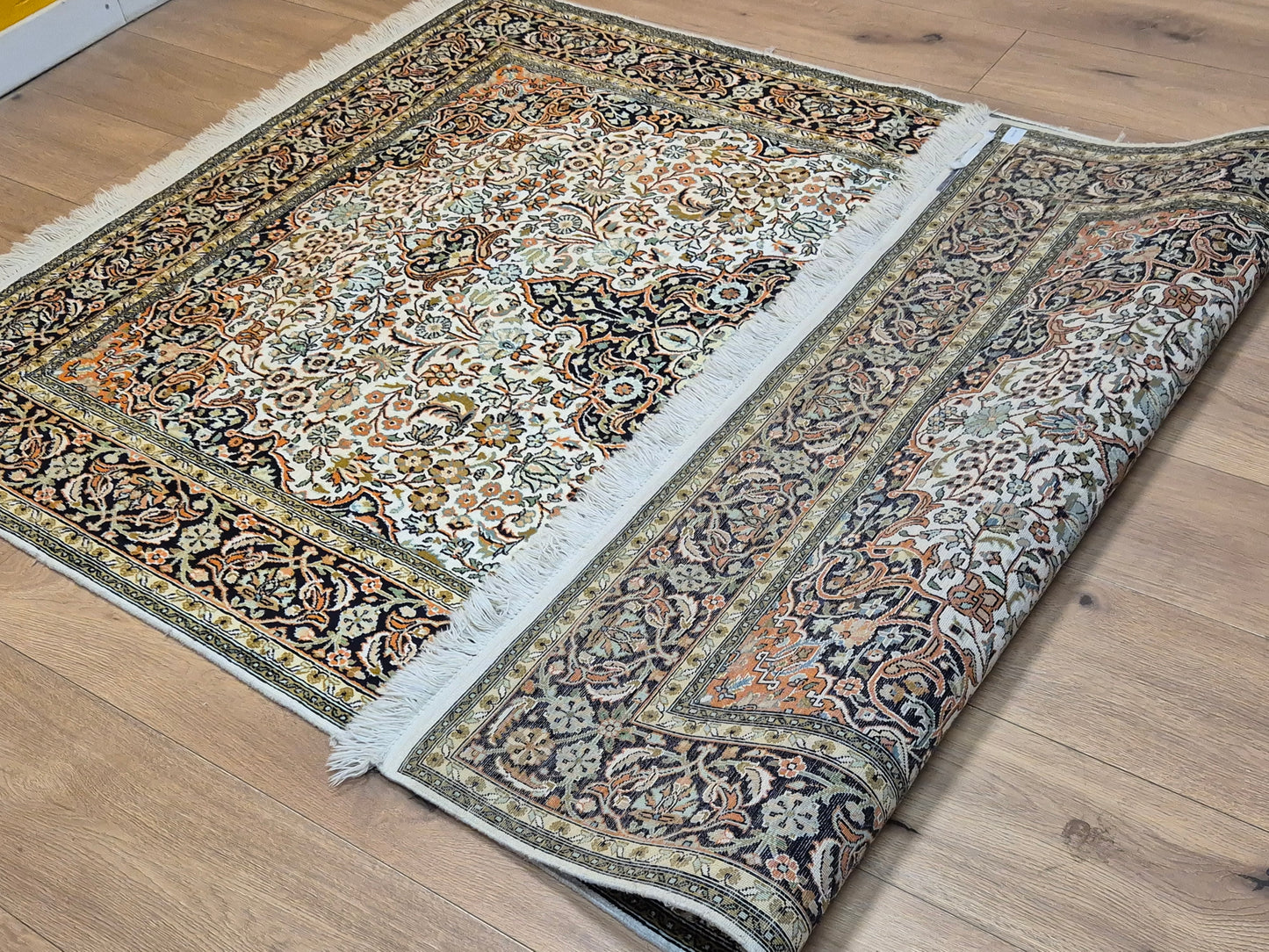 Kashmir Teppich Reine Seide Medaillon florales Design