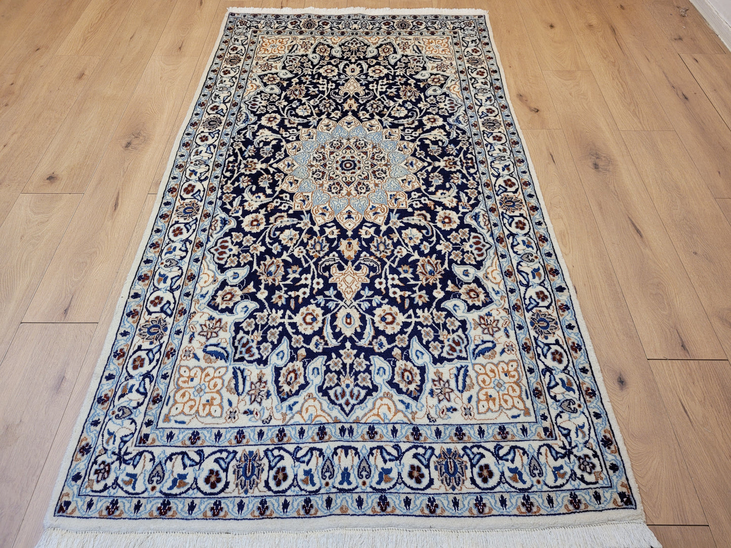 Nain Teppich Wolle mit Seide Medaillon Blau fein