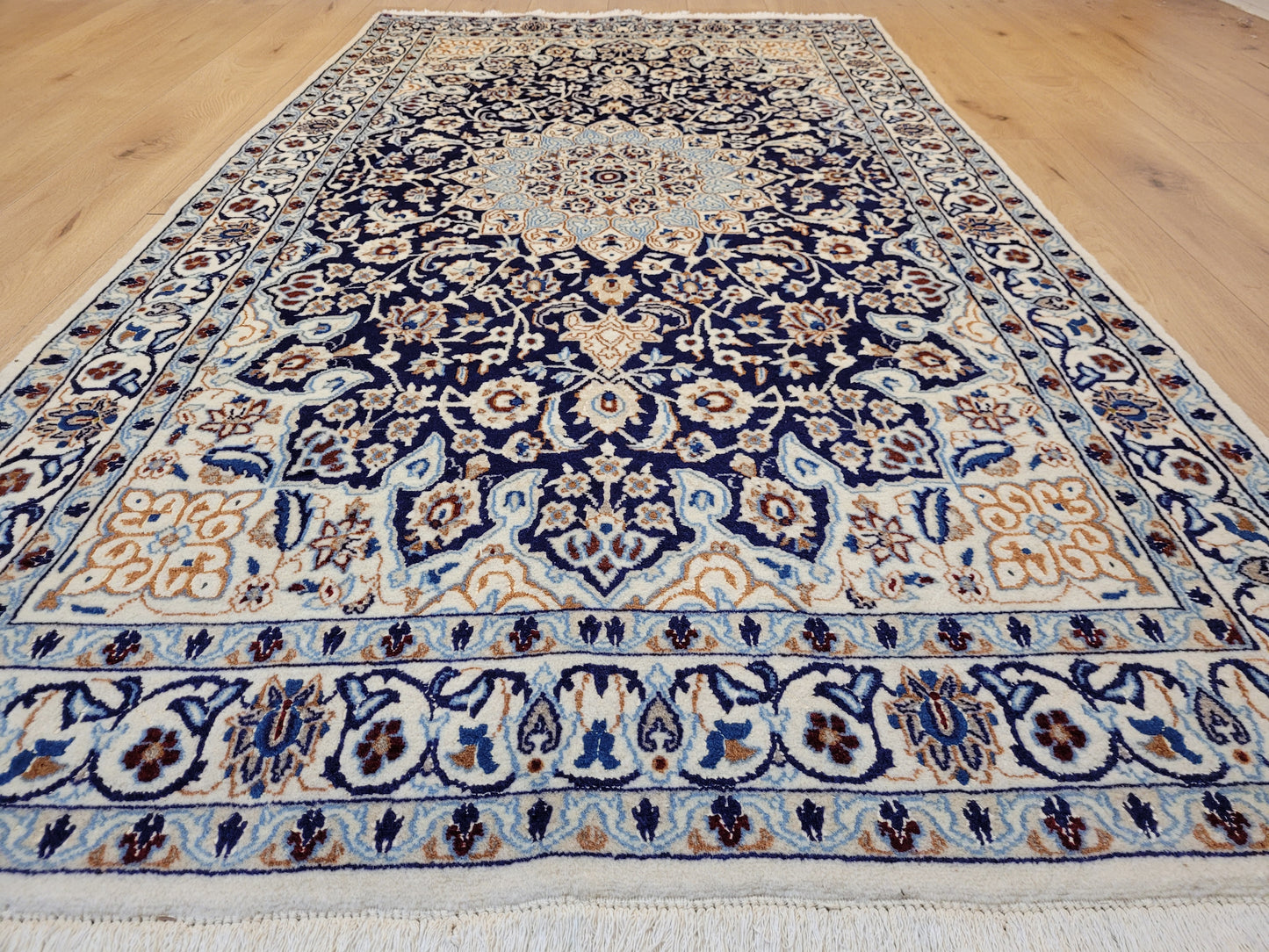 Nain Teppich Wolle mit Seide Medaillon Blau fein