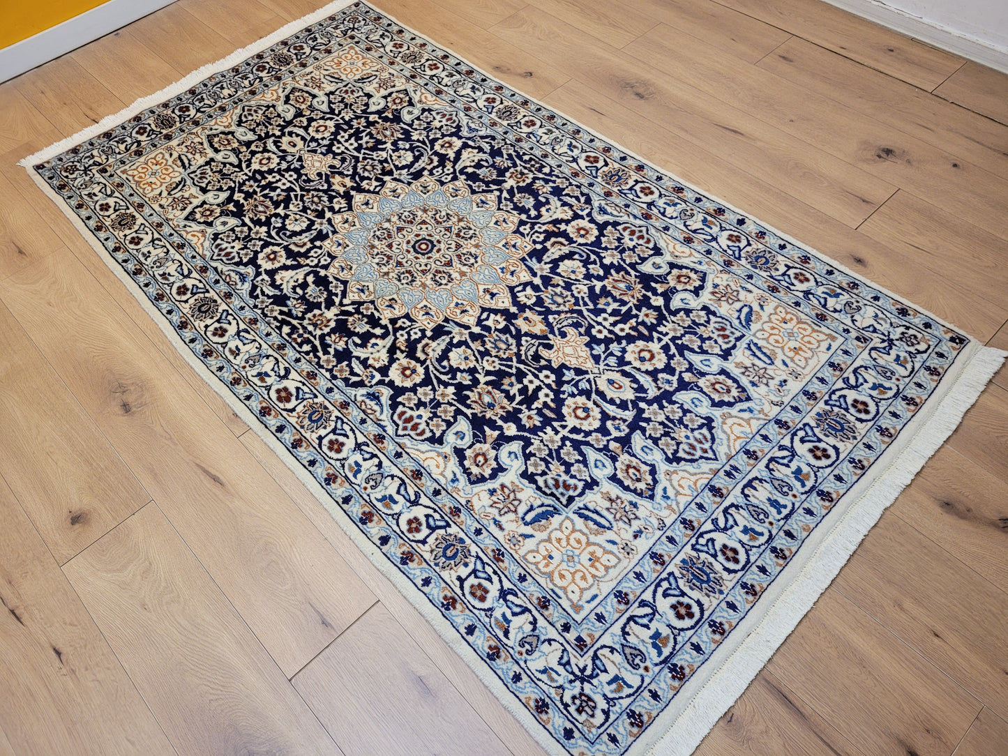 Nain Teppich Wolle mit Seide Medaillon Blau fein