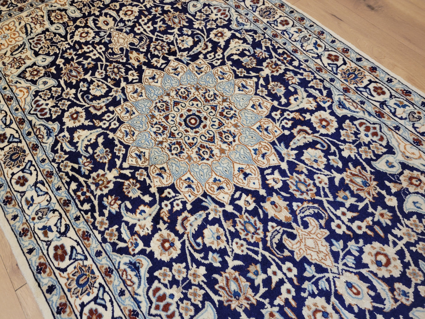 Nain Teppich Wolle mit Seide Medaillon Blau fein