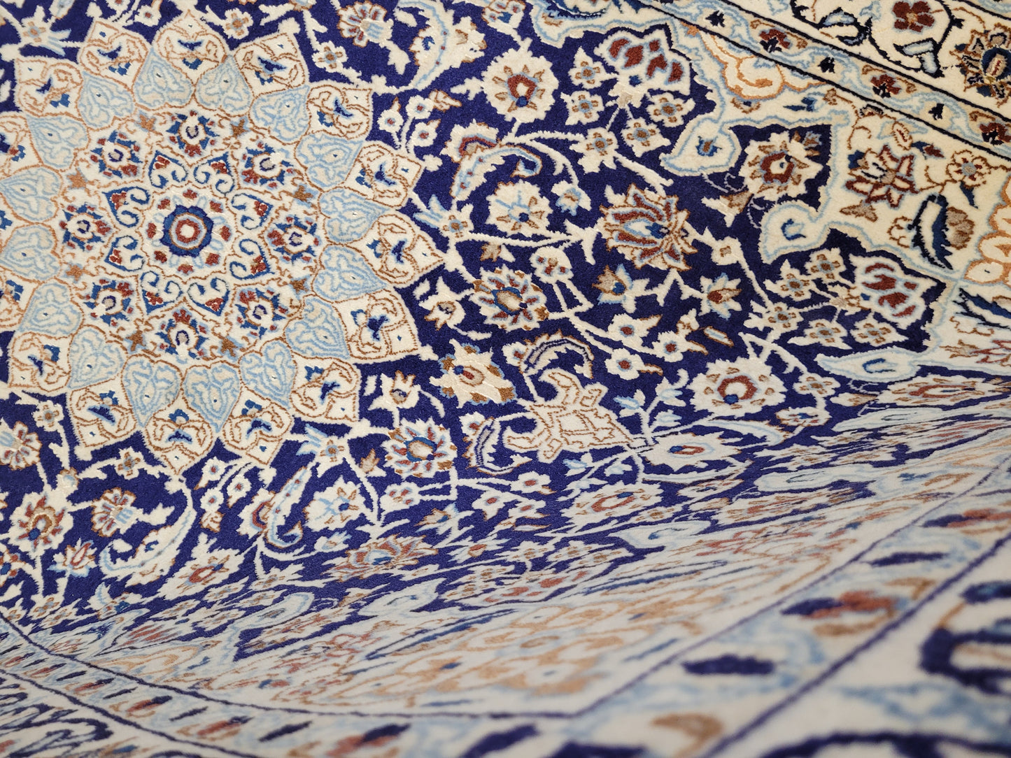 Nain Teppich Wolle mit Seide Medaillon Blau fein