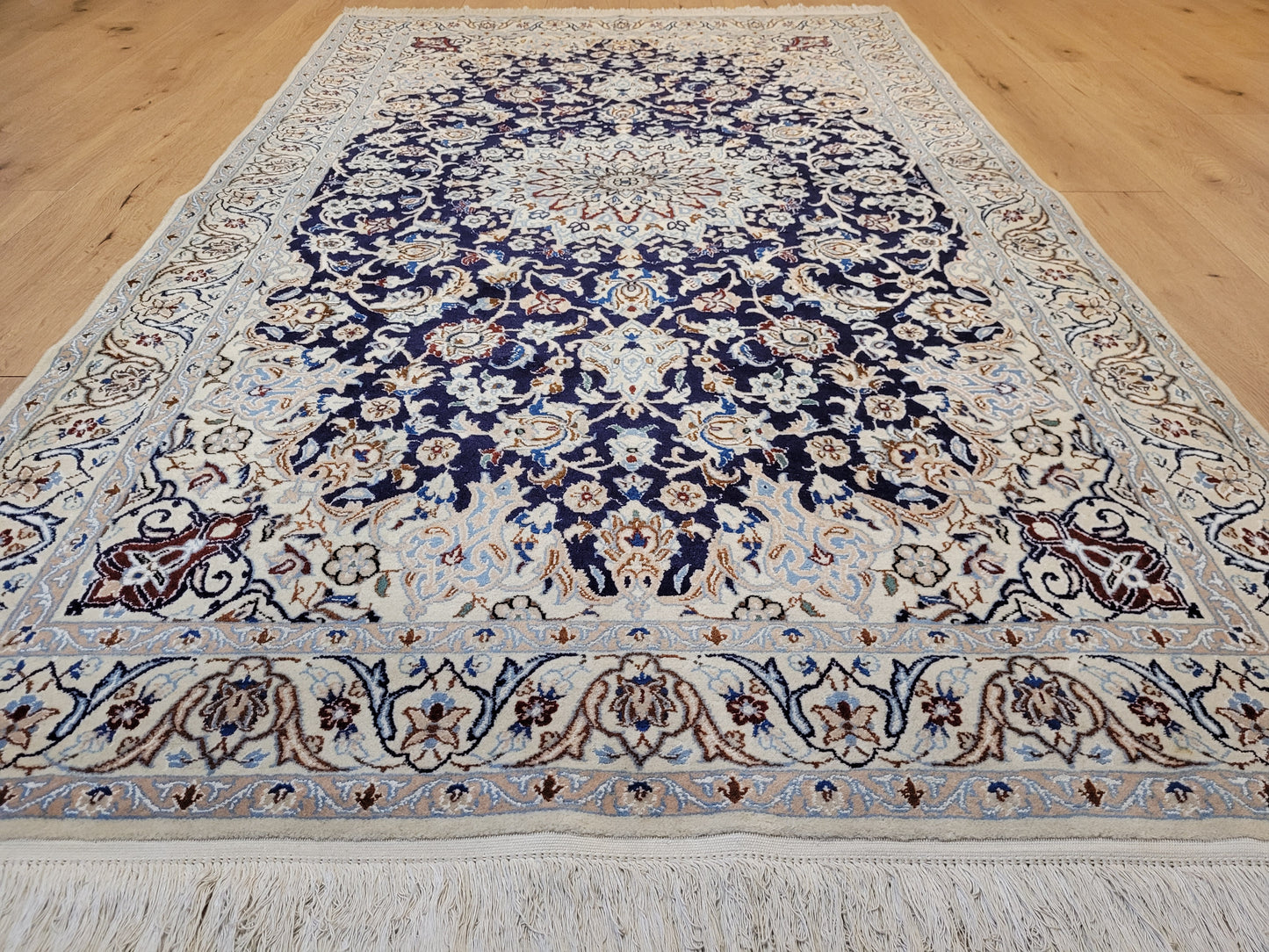 Nain Teppich Korkwolle mit Seide Medaillon Blau fein