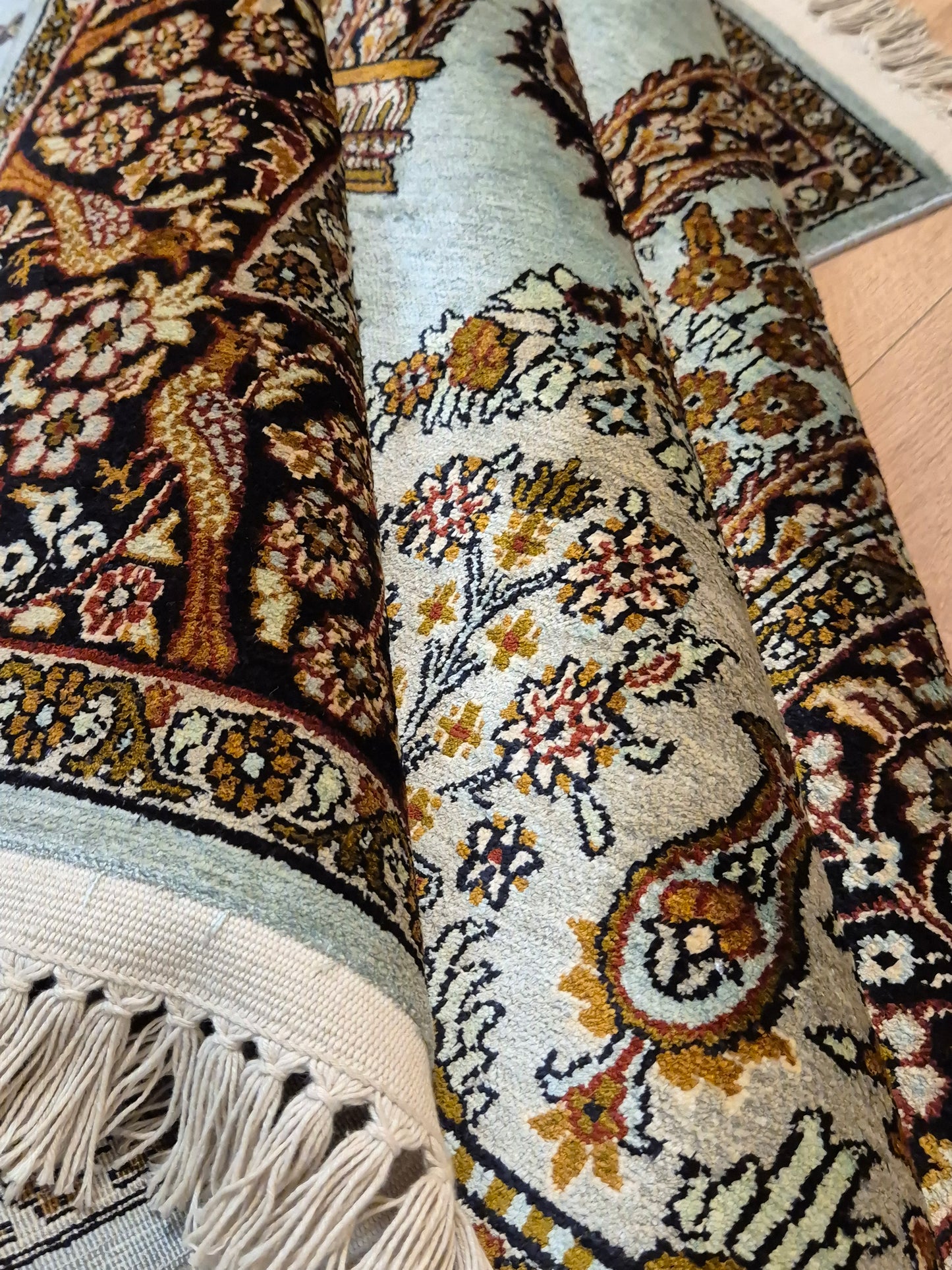 Seidenteppich Kashmir Lebensbaum feine Knüpfung edles Design