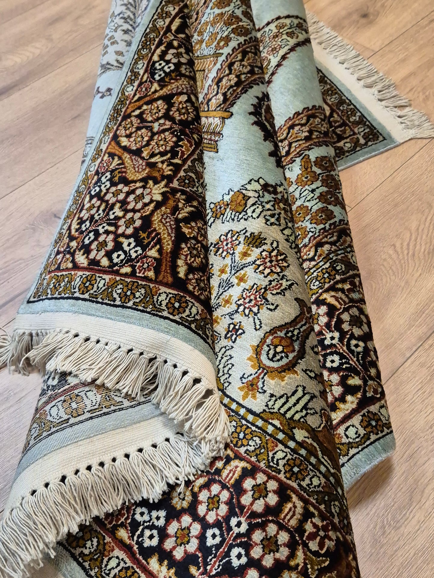 Seidenteppich Kashmir Lebensbaum feine Knüpfung edles Design