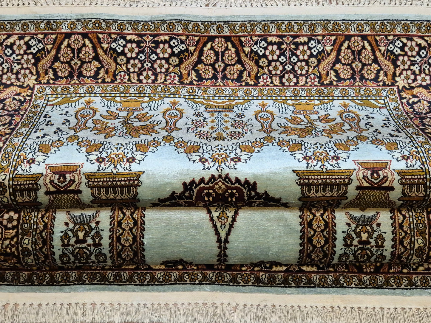 Seidenteppich Kashmir Lebensbaum feine Knüpfung edles Design