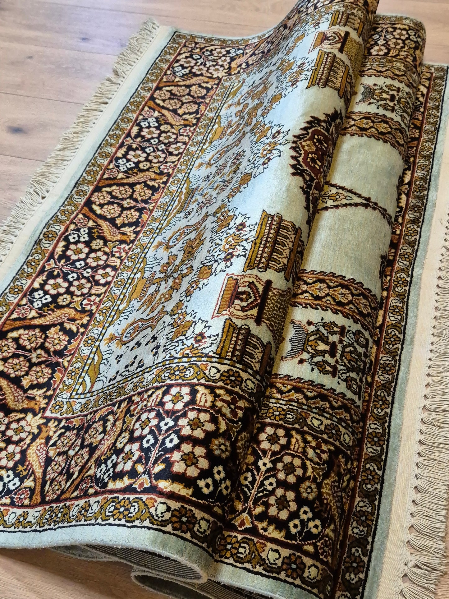 Seidenteppich Kashmir Lebensbaum feine Knüpfung edles Design