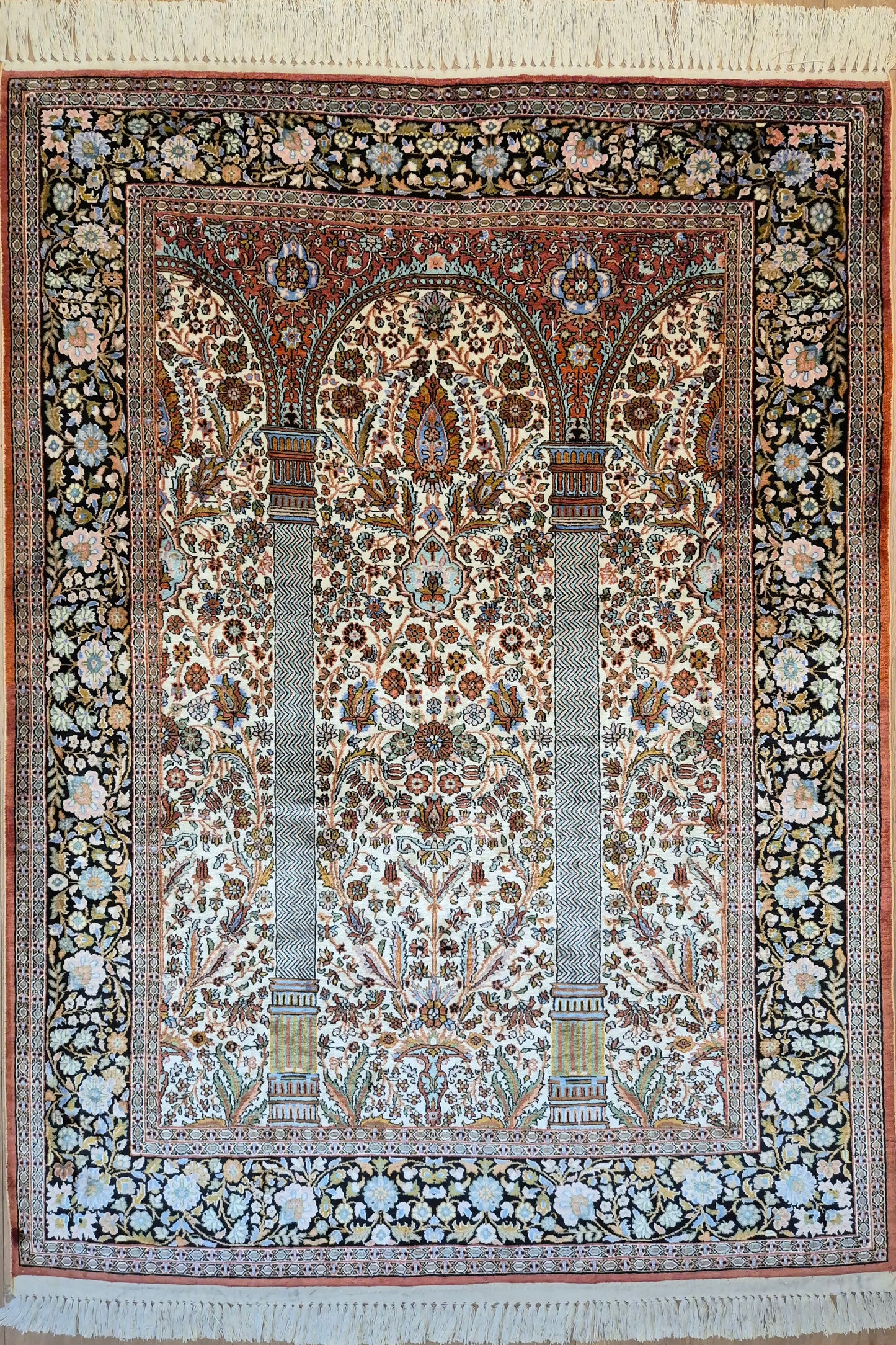 Kashmir Seidenteppich Naturseide Arkadenmuster feine Knüpfung