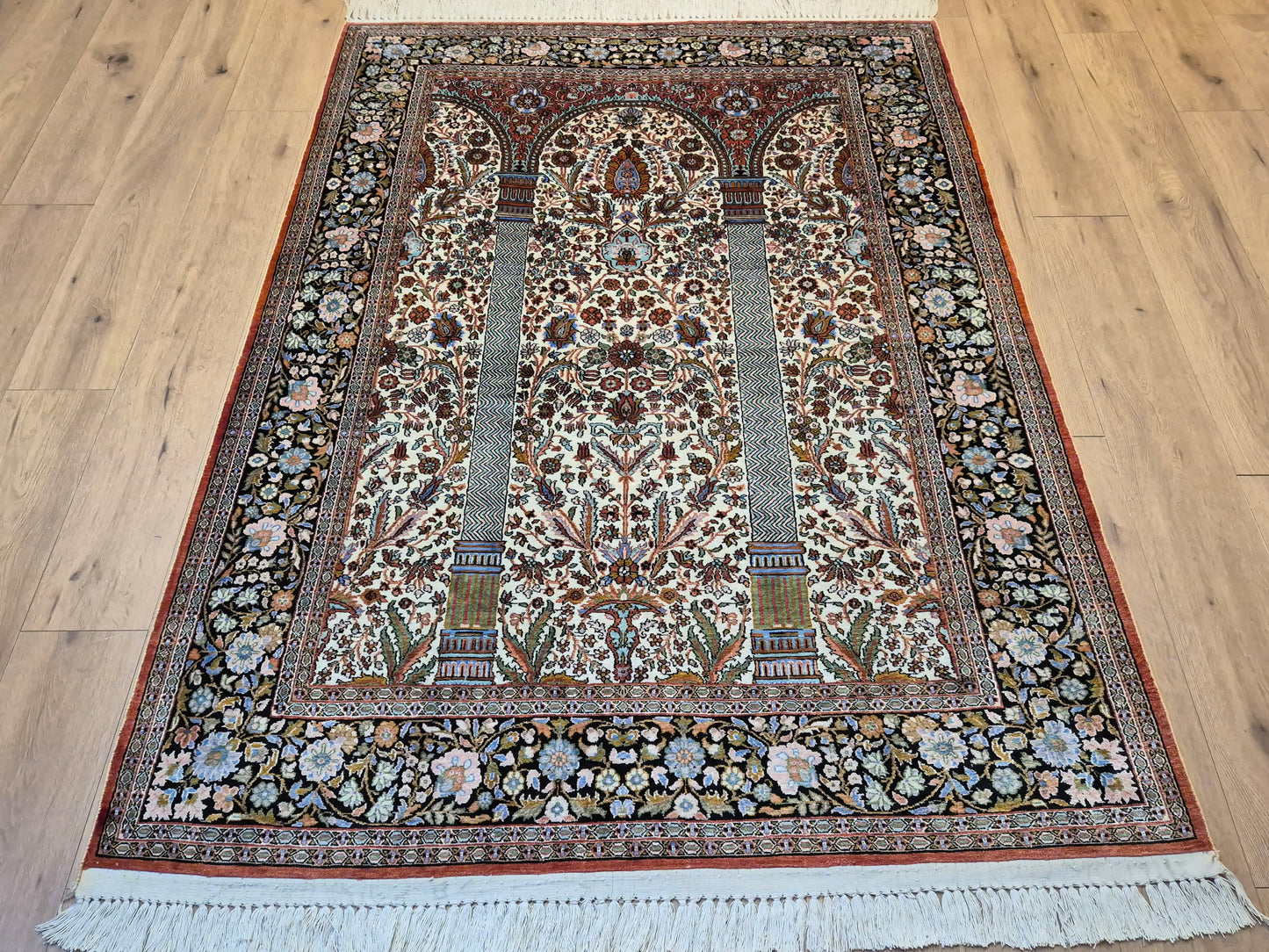 Kashmir Seidenteppich Naturseide Arkadenmuster feine Knüpfung