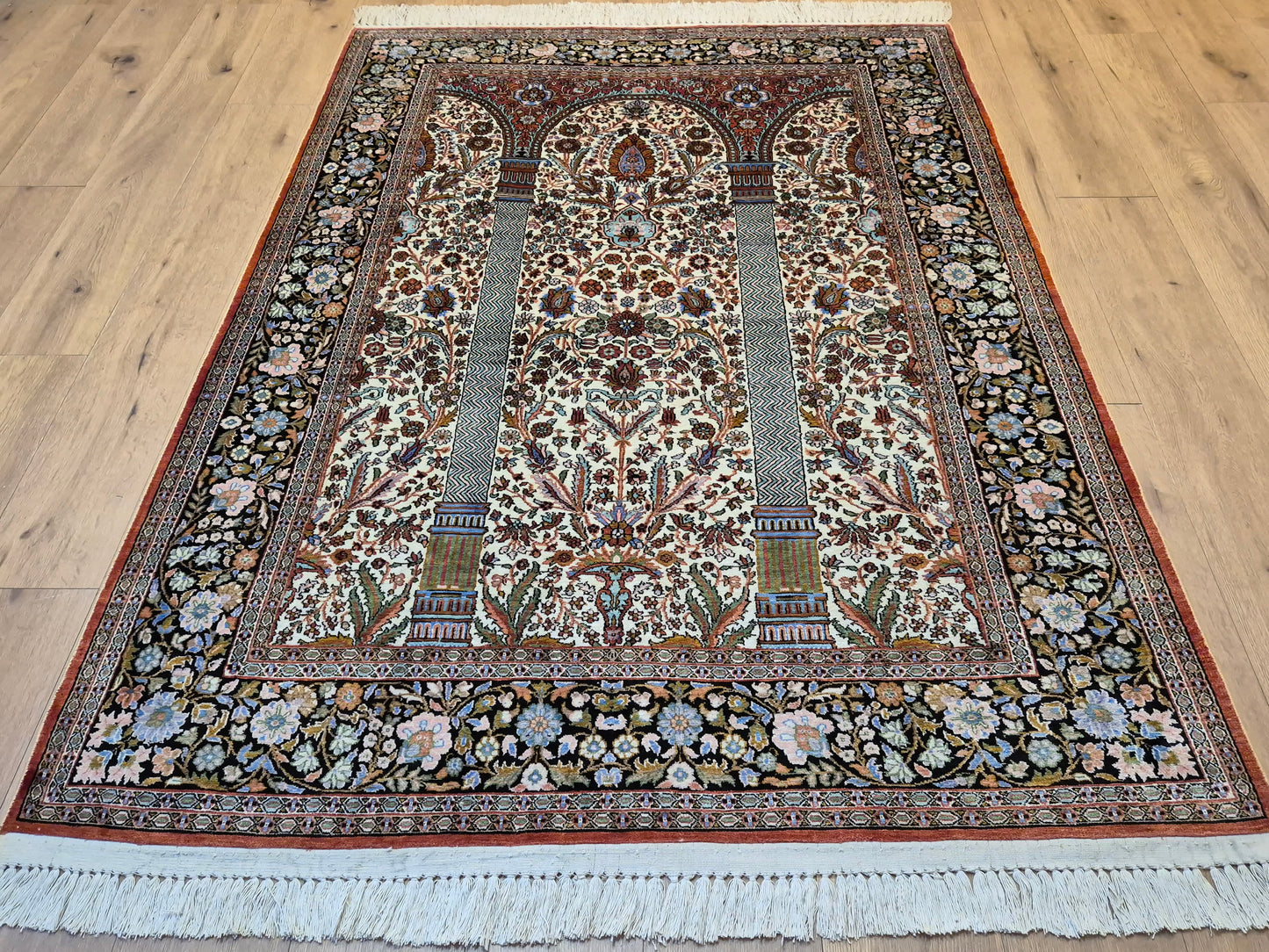 Kashmir Seidenteppich Naturseide Arkadenmuster feine Knüpfung