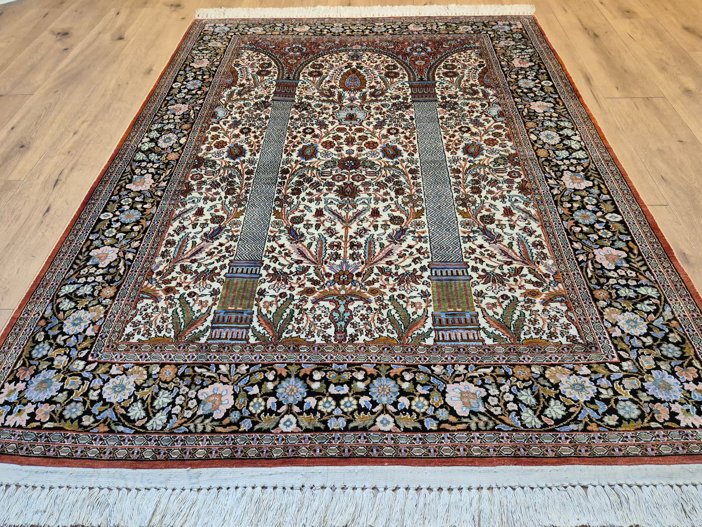 Kashmir Seidenteppich Naturseide Arkadenmuster feine Knüpfung