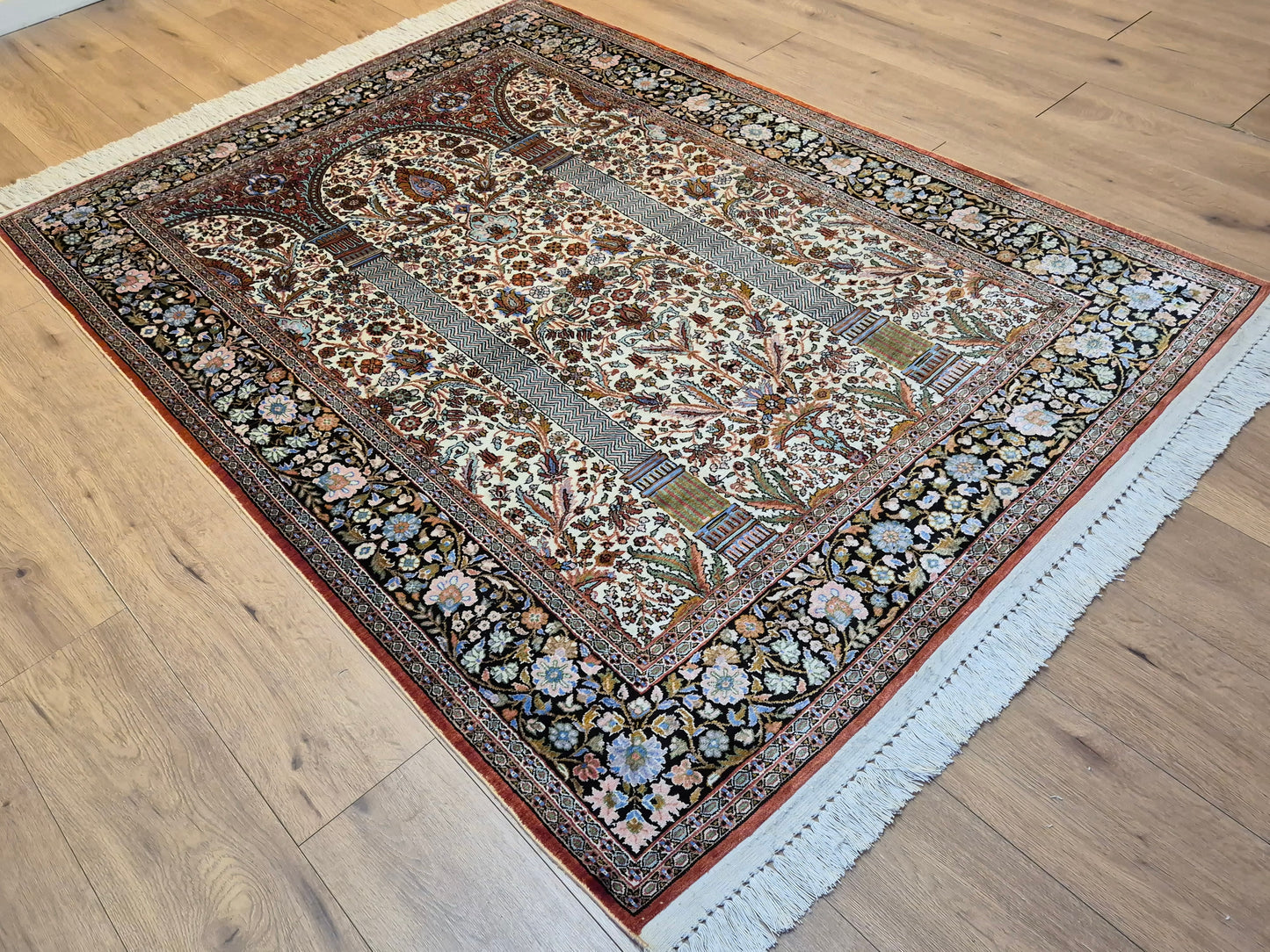 Kashmir Seidenteppich Naturseide Arkadenmuster feine Knüpfung