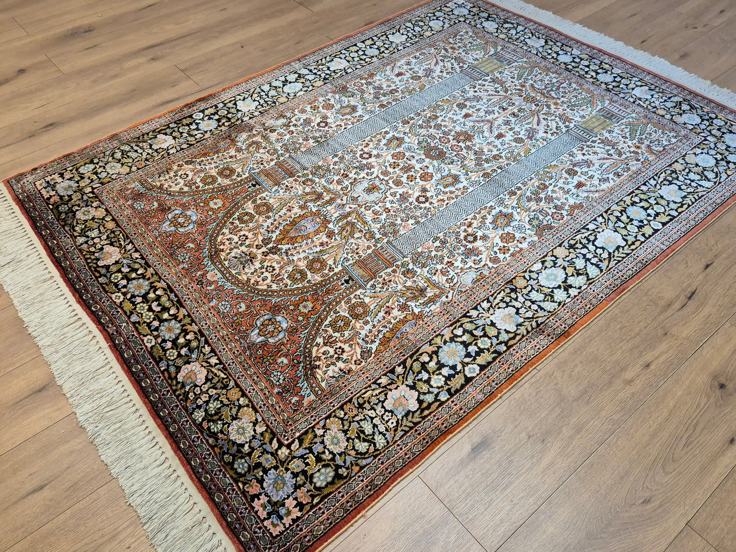 Kashmir Seidenteppich Naturseide Arkadenmuster feine Knüpfung