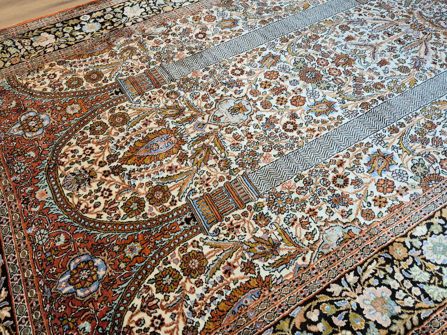 Kashmir Seidenteppich Naturseide Arkadenmuster feine Knüpfung