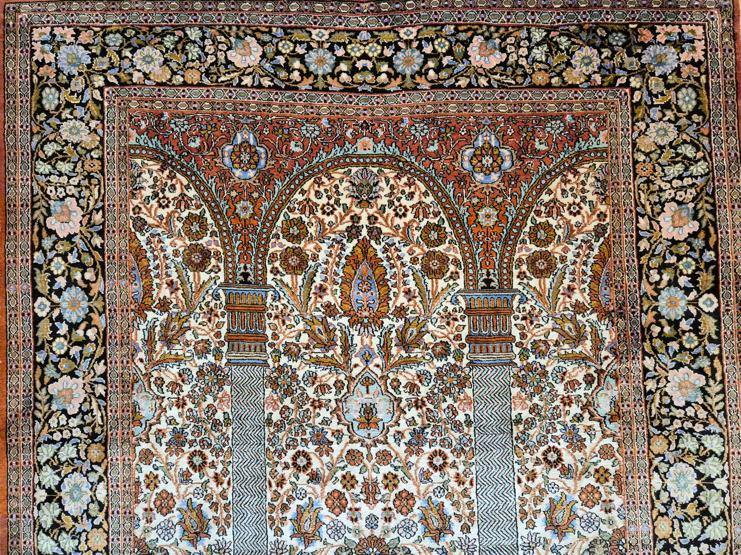 Kashmir Seidenteppich Naturseide Arkadenmuster feine Knüpfung