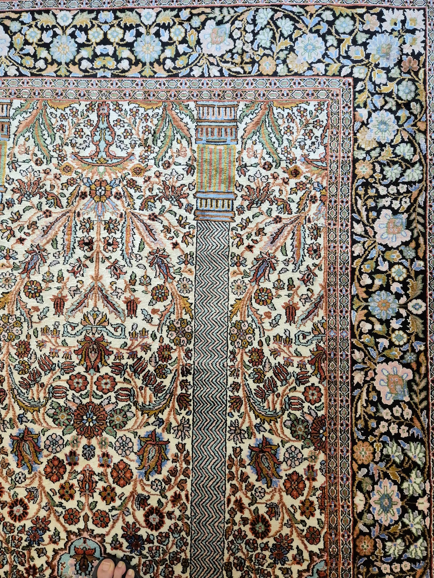 Kashmir Seidenteppich Naturseide Arkadenmuster feine Knüpfung