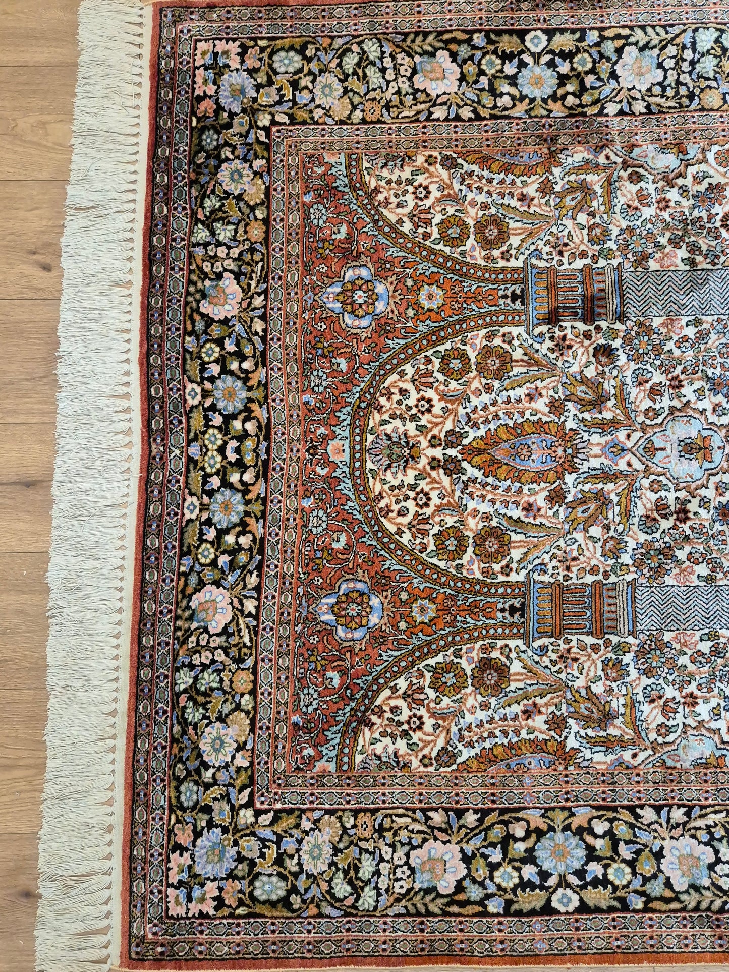 Kashmir Seidenteppich Naturseide Arkadenmuster feine Knüpfung