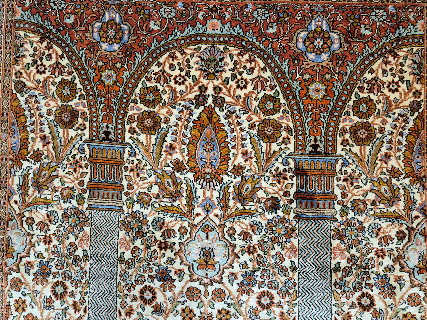 Kashmir Seidenteppich Naturseide Arkadenmuster feine Knüpfung
