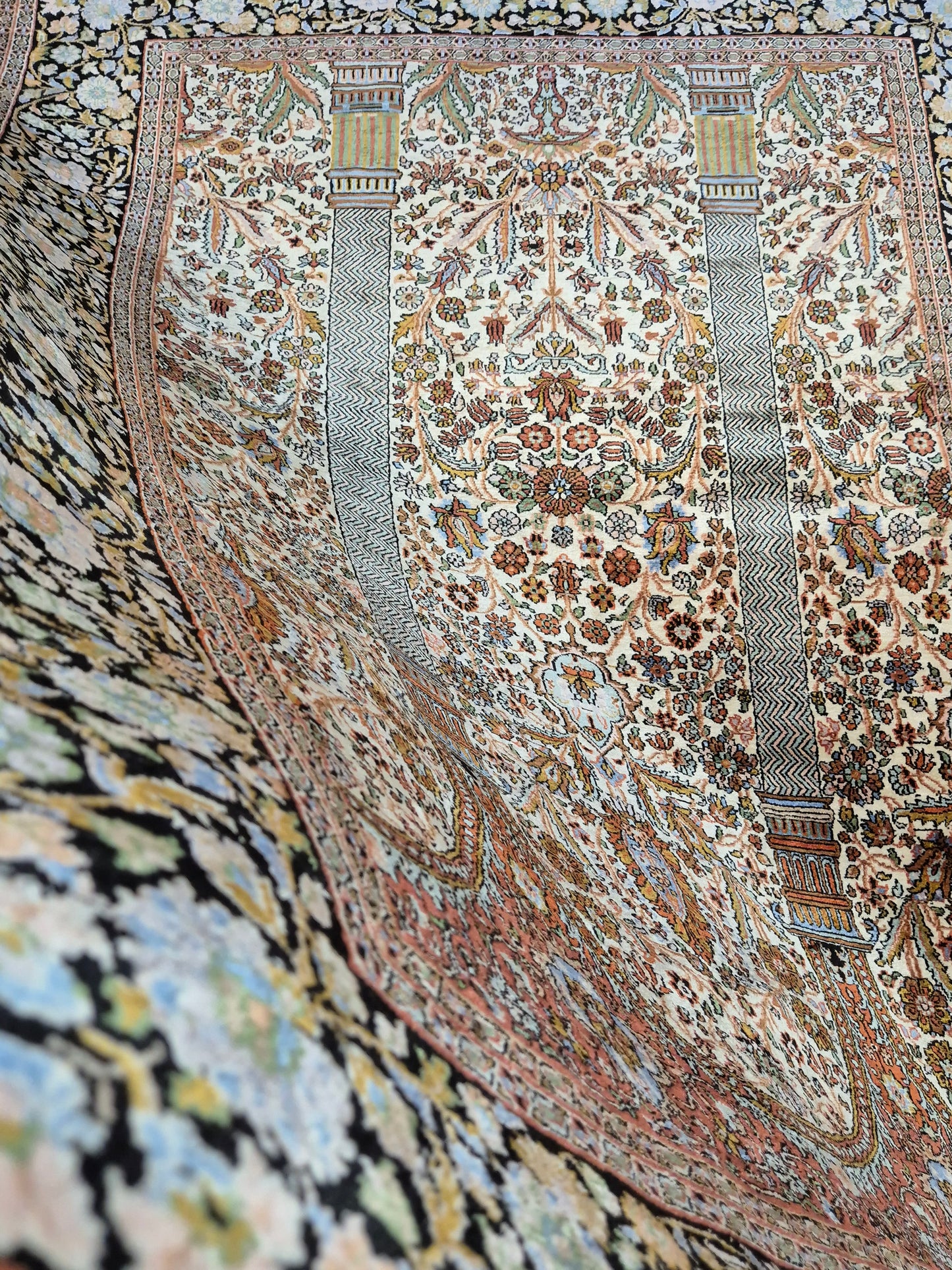 Kashmir Seidenteppich Naturseide Arkadenmuster feine Knüpfung