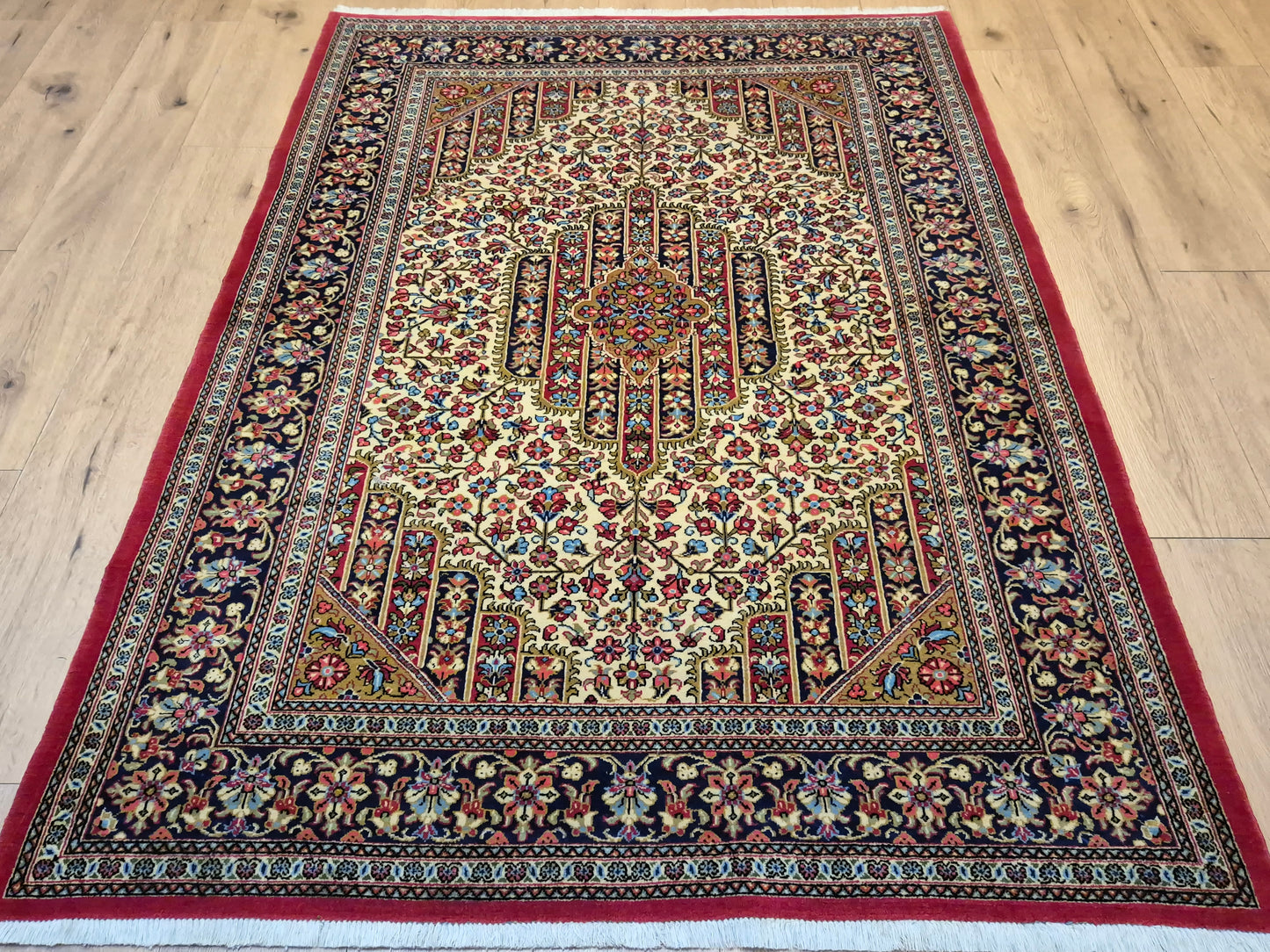 Ghom Teppich Korkwolle florales Medaillon feine Knüpfung