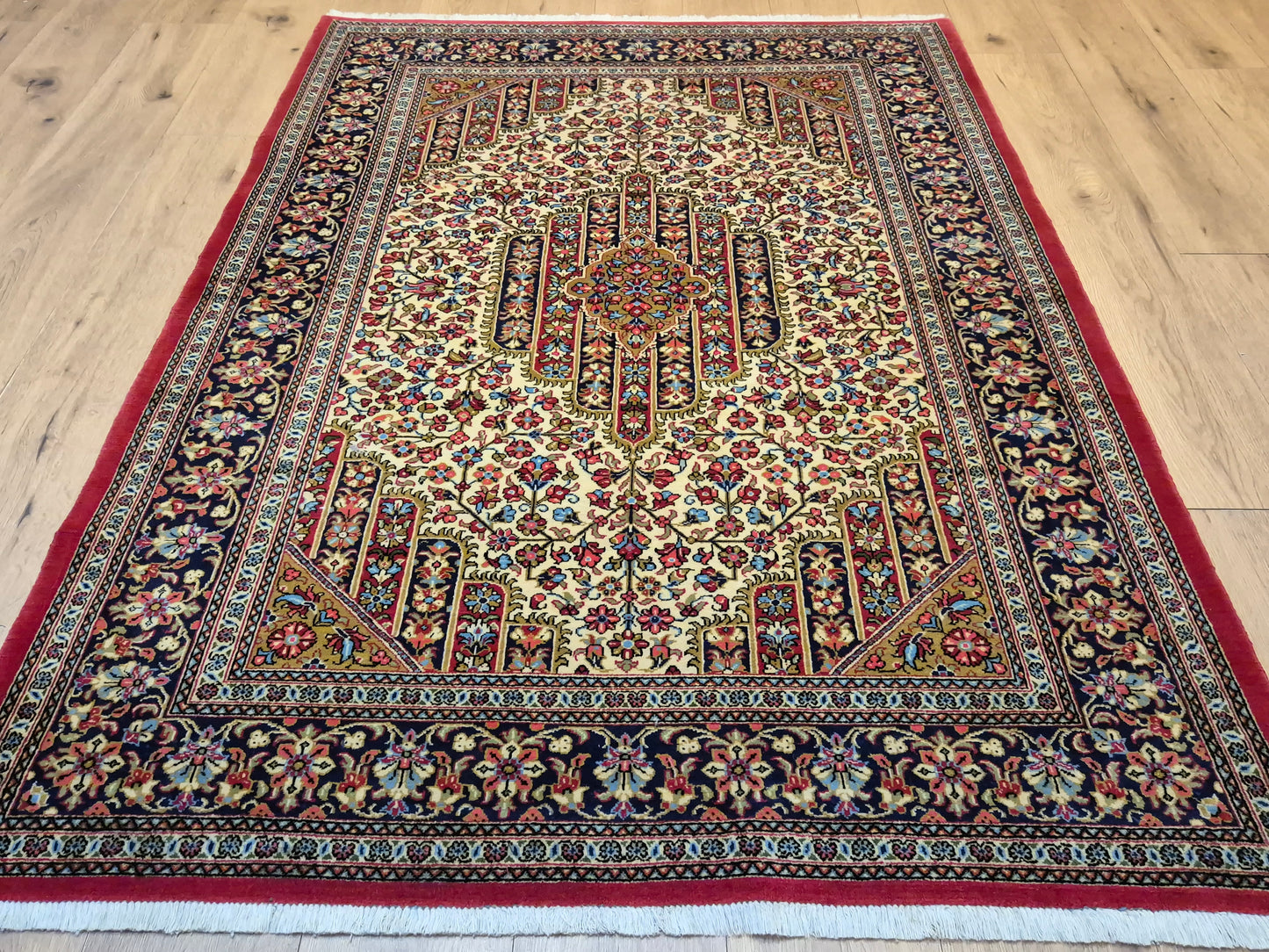 Ghom Teppich Korkwolle florales Medaillon feine Knüpfung