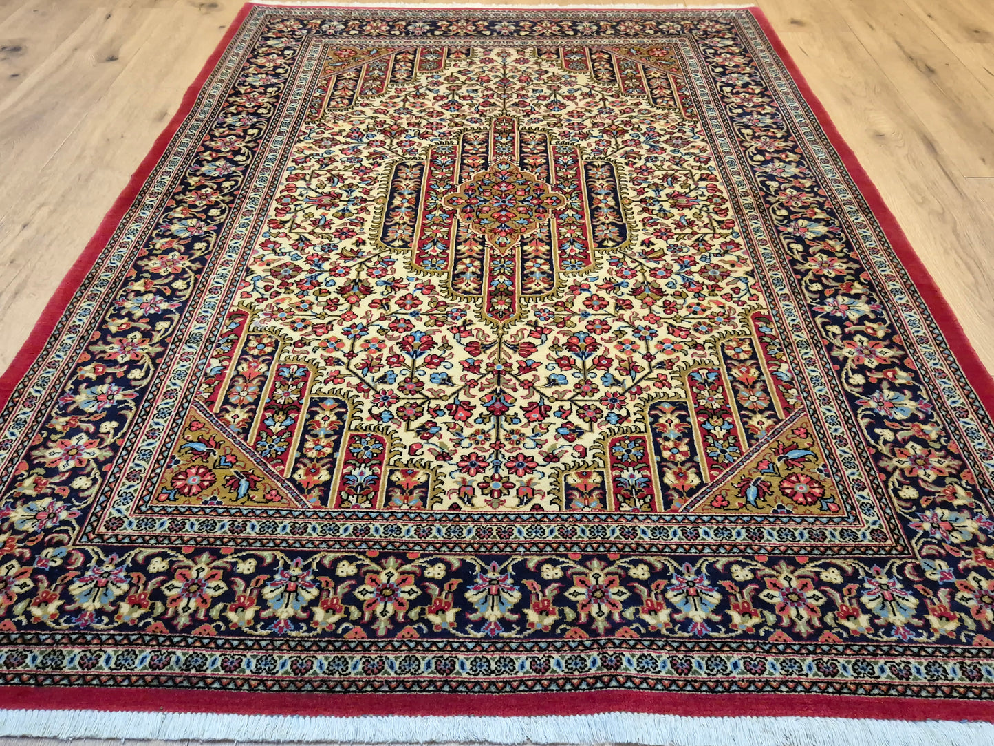 Ghom Teppich Korkwolle florales Medaillon feine Knüpfung