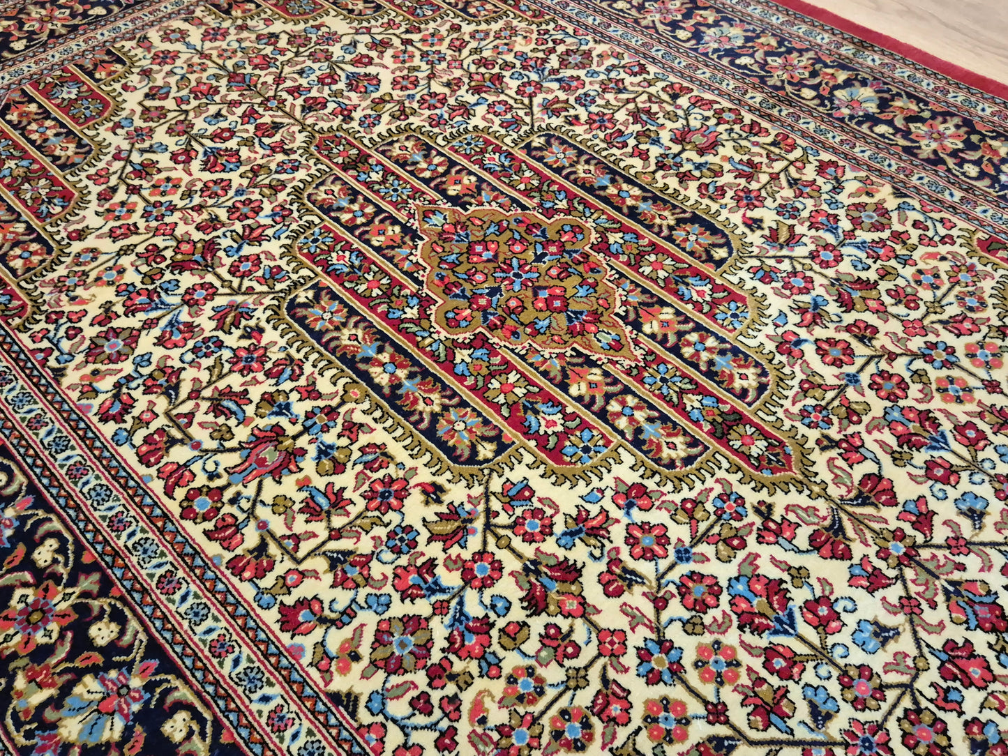 Ghom Teppich Korkwolle florales Medaillon feine Knüpfung