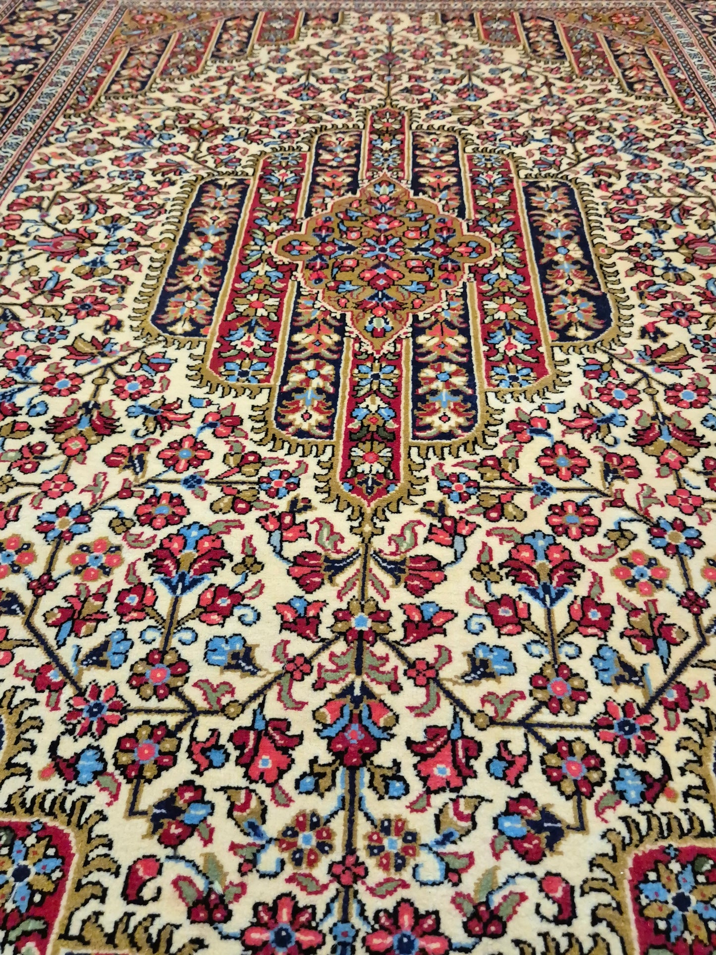 Ghom Teppich Korkwolle florales Medaillon feine Knüpfung