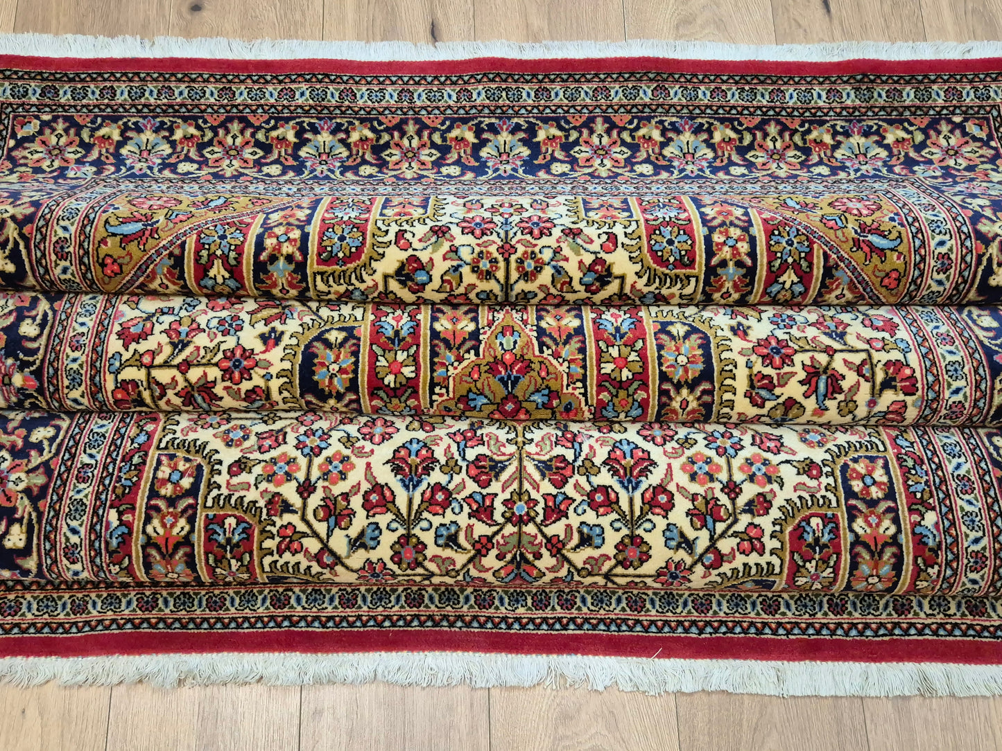 Ghom Teppich Korkwolle florales Medaillon feine Knüpfung