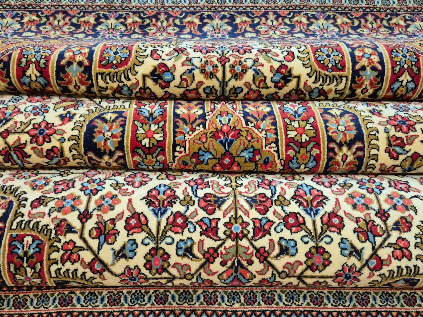 Ghom Teppich Korkwolle florales Medaillon feine Knüpfung