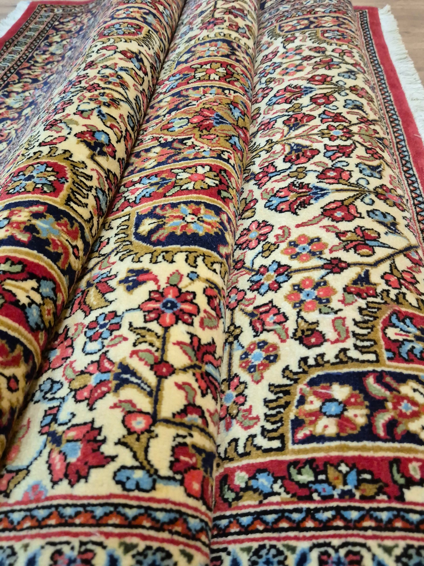 Ghom Teppich Korkwolle florales Medaillon feine Knüpfung