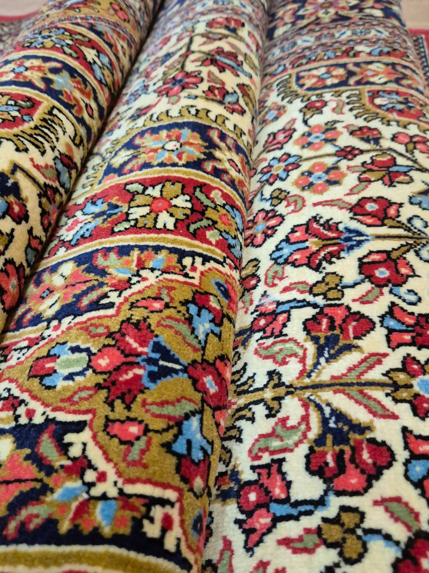 Ghom Teppich Korkwolle florales Medaillon feine Knüpfung