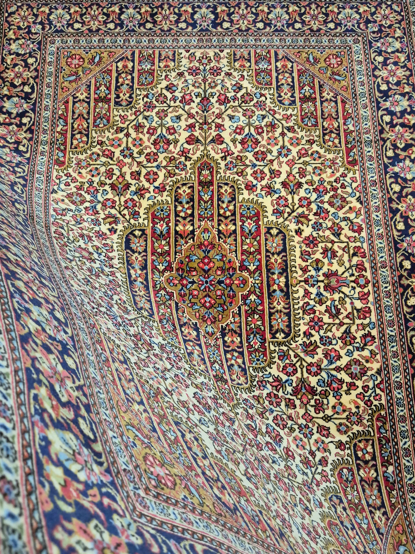 Ghom Teppich Korkwolle florales Medaillon feine Knüpfung