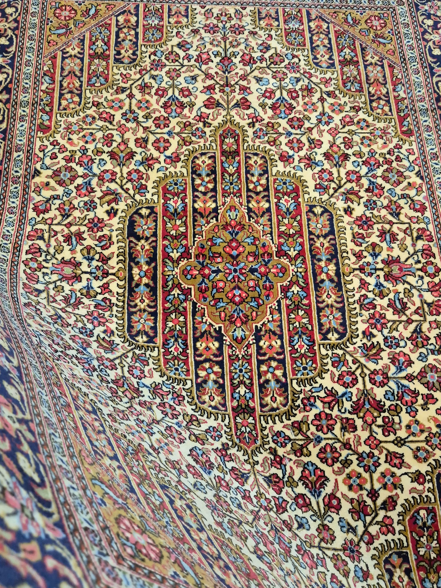 Ghom Teppich Korkwolle florales Medaillon feine Knüpfung