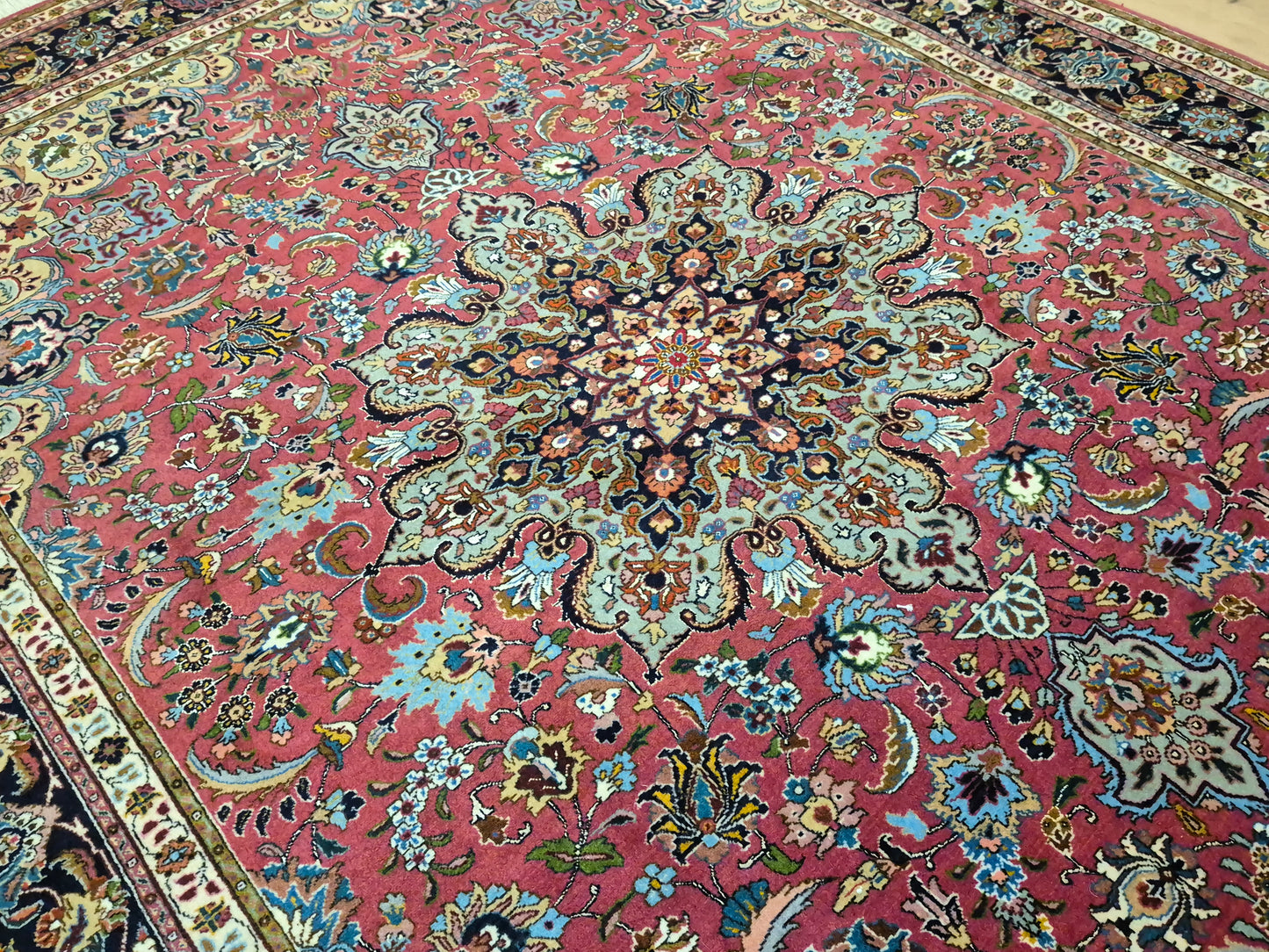 Täbriz Teppich Korkwolle mit Seide Medaillon feine Knüpfung