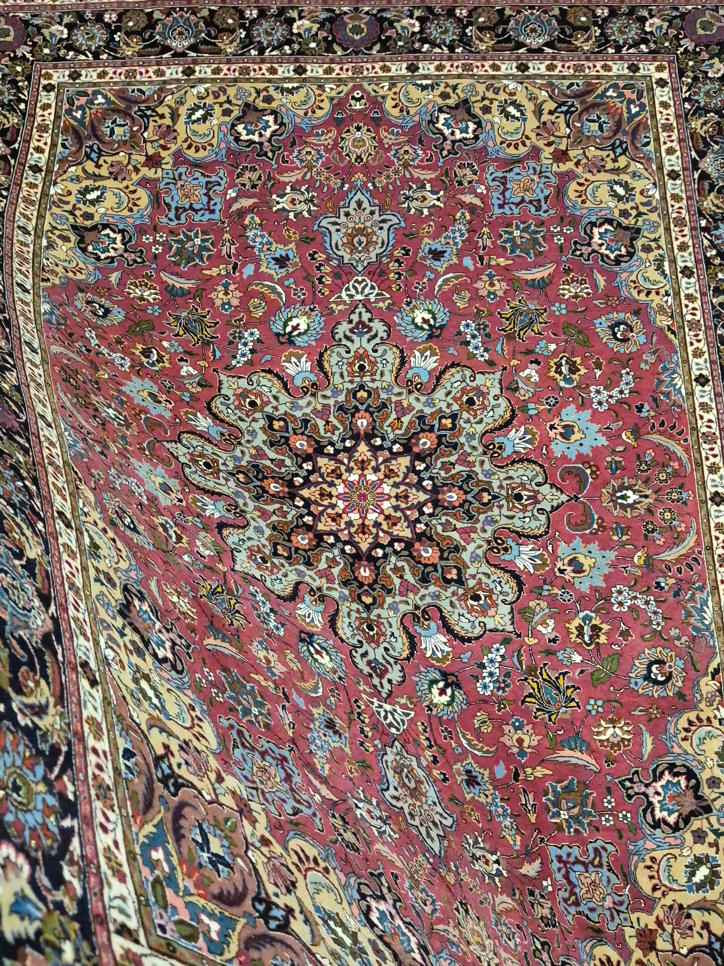 Täbriz Teppich Korkwolle mit Seide Medaillon feine Knüpfung