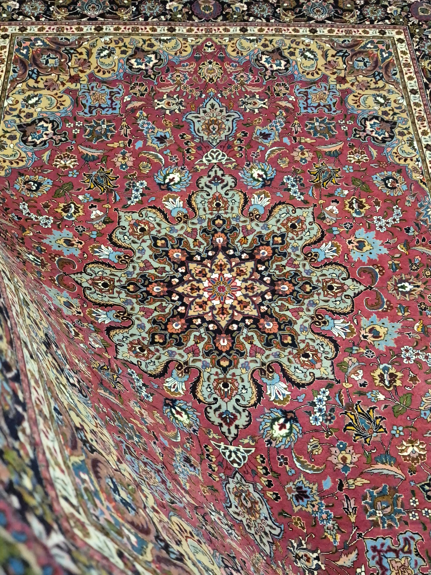 Täbriz Teppich Korkwolle mit Seide Medaillon feine Knüpfung