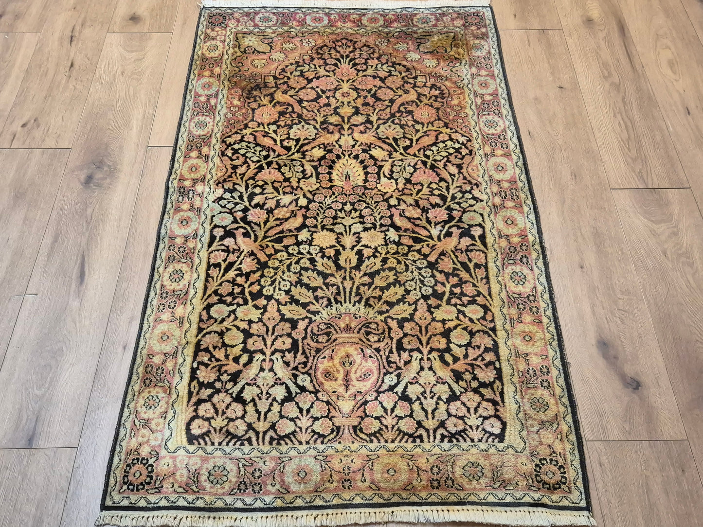 Kashmir Seidenteppich Lebensbaum florales Design feine Knüpfung