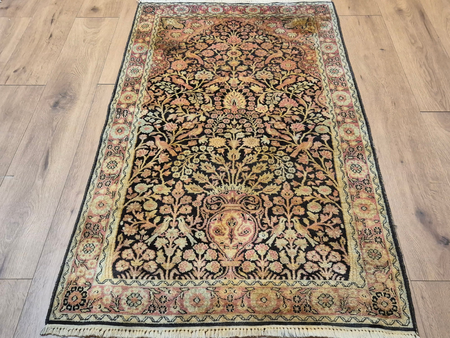 Kashmir Seidenteppich Lebensbaum florales Design feine Knüpfung