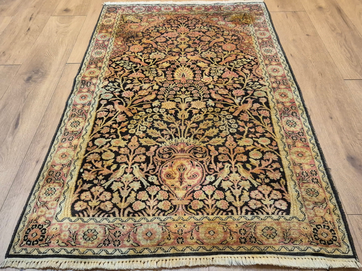 Kashmir Seidenteppich Lebensbaum florales Design feine Knüpfung